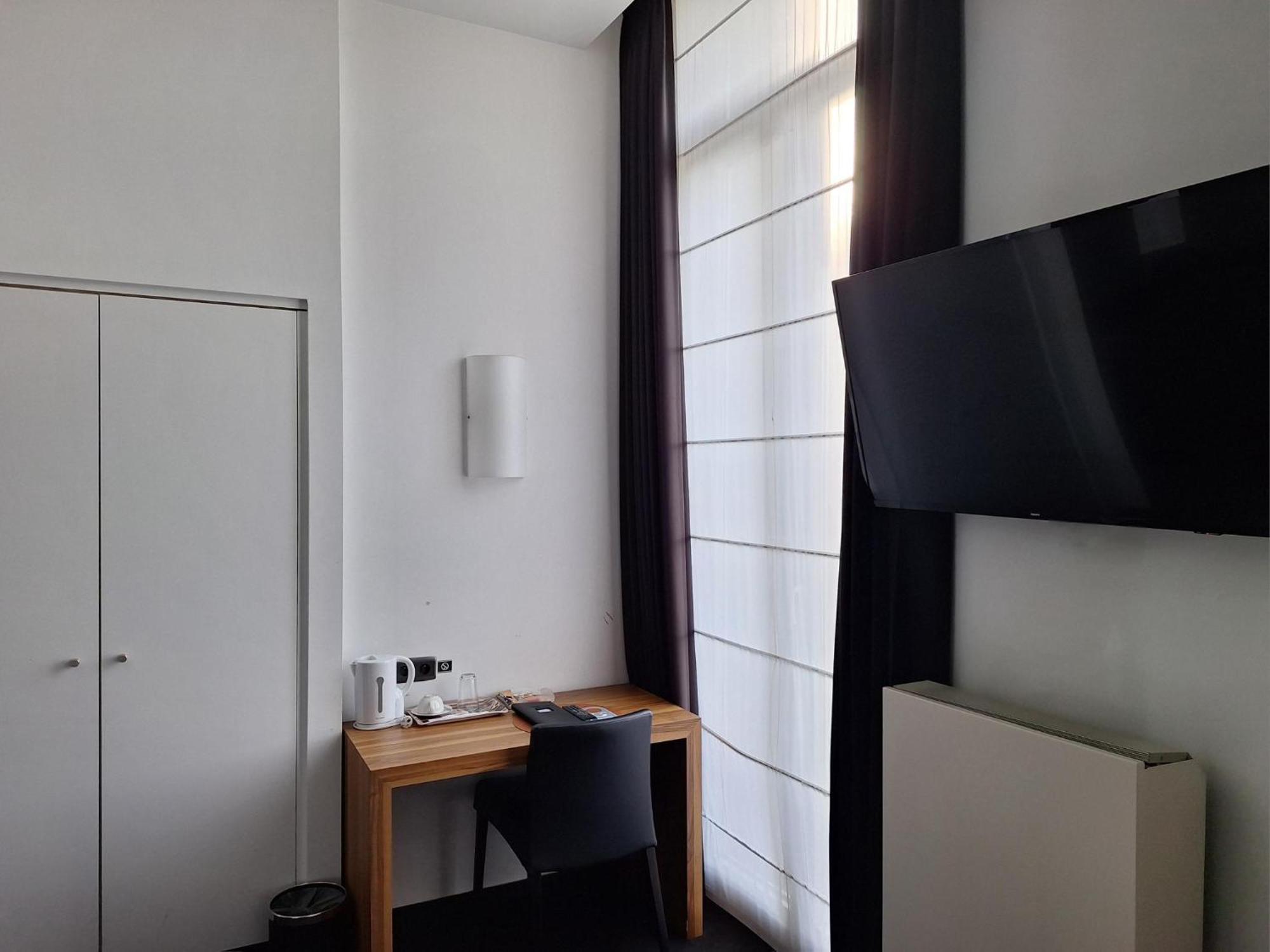 Hotel St James Mons Esterno foto