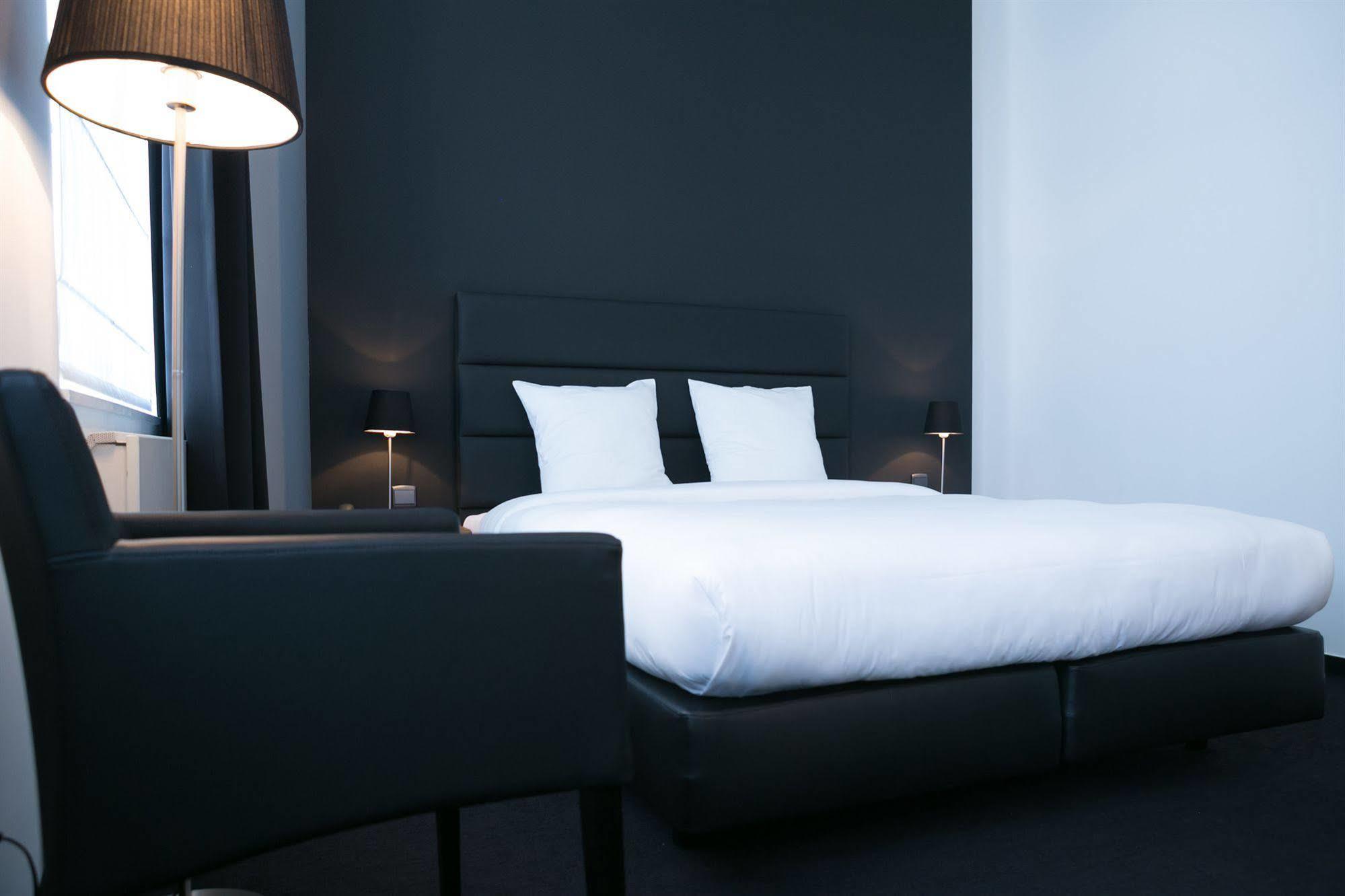 Hotel St James Mons Esterno foto