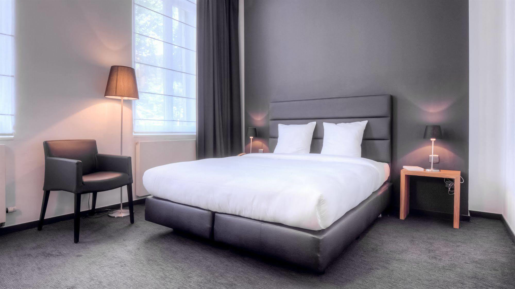 Hotel St James Mons Esterno foto