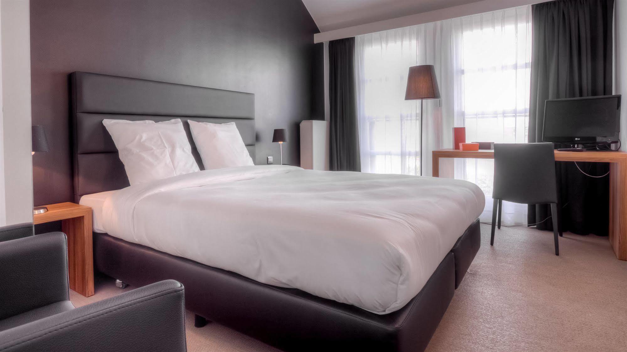 Hotel St James Mons Esterno foto