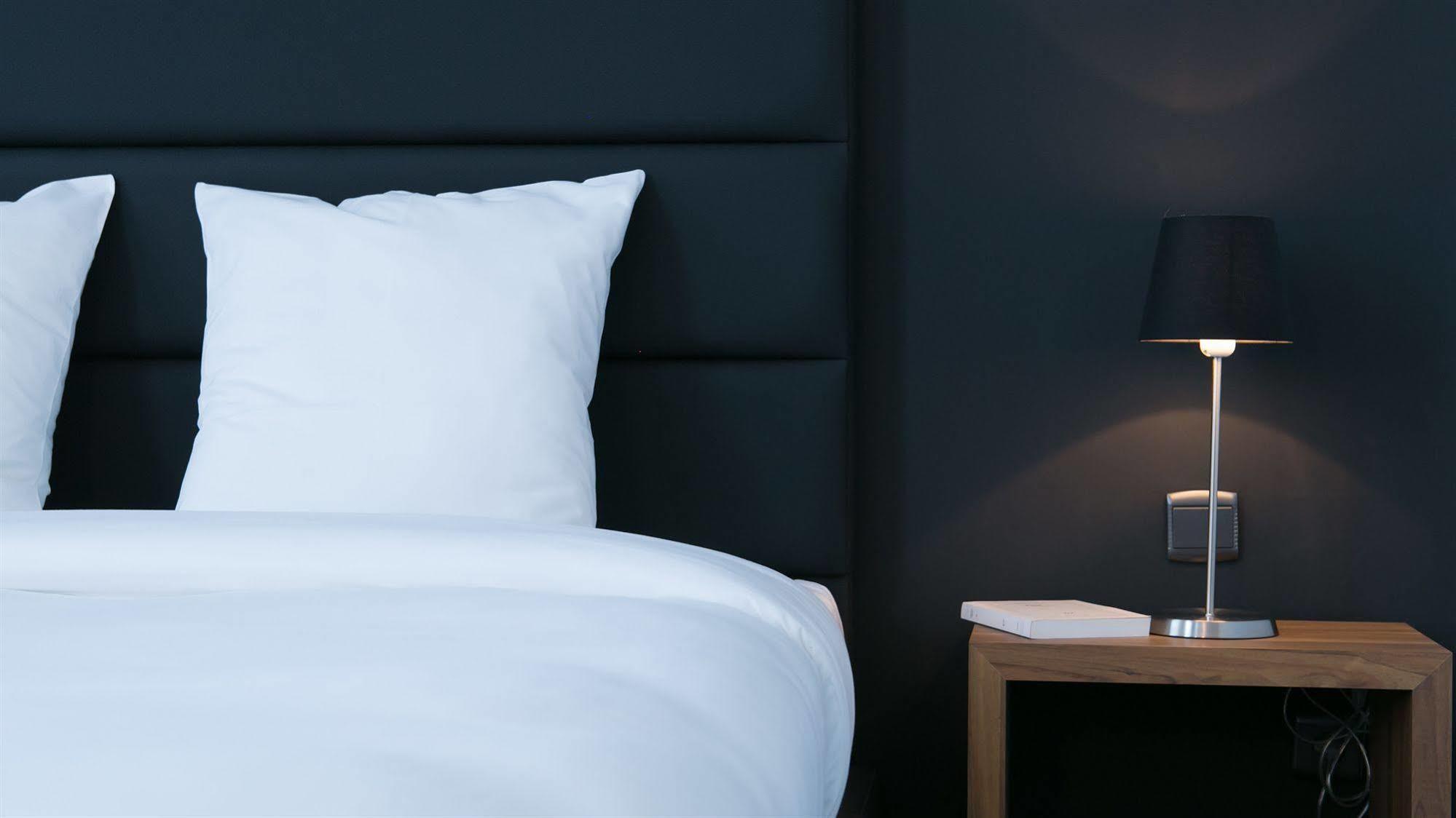 Hotel St James Mons Esterno foto
