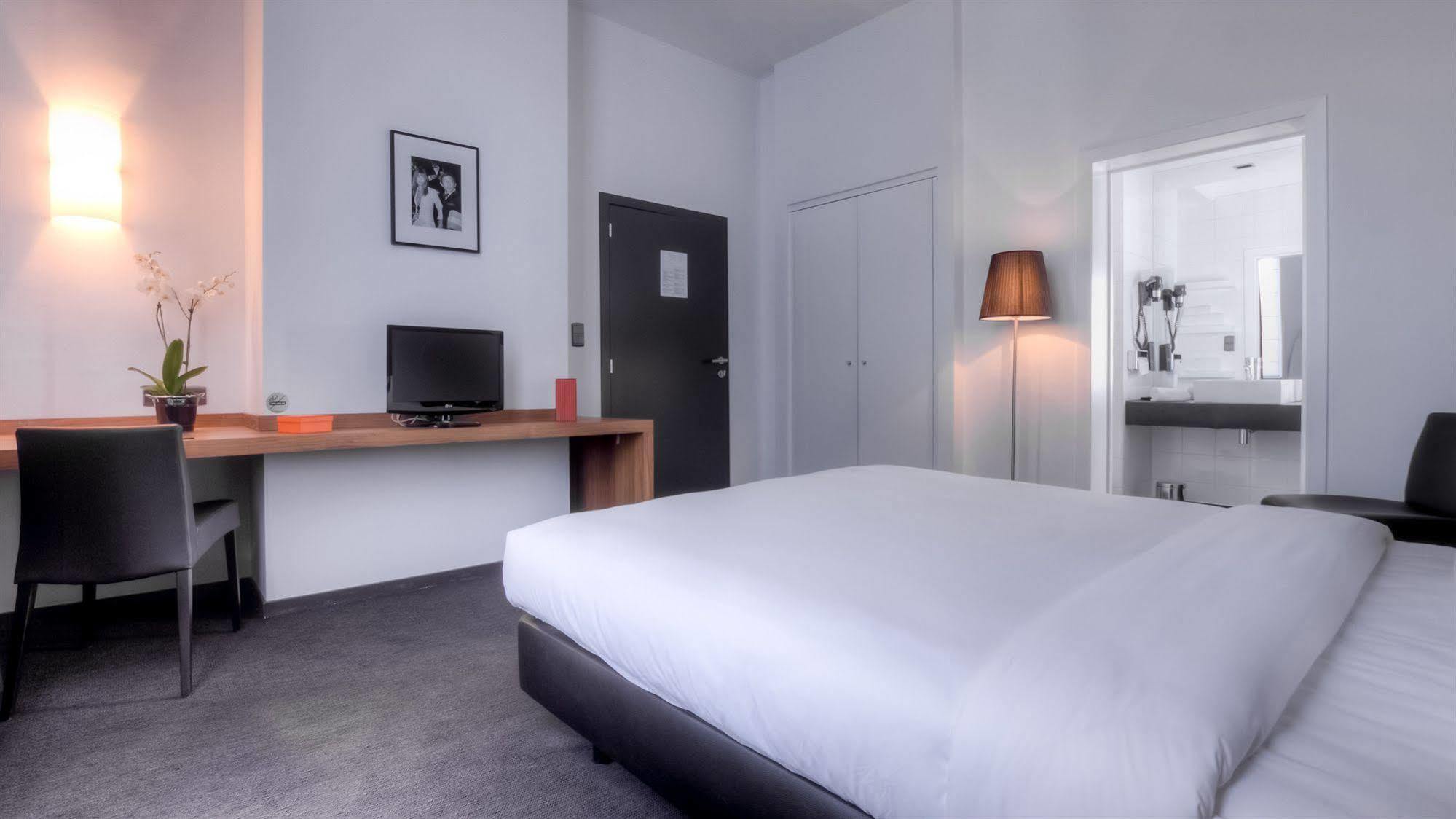 Hotel St James Mons Esterno foto