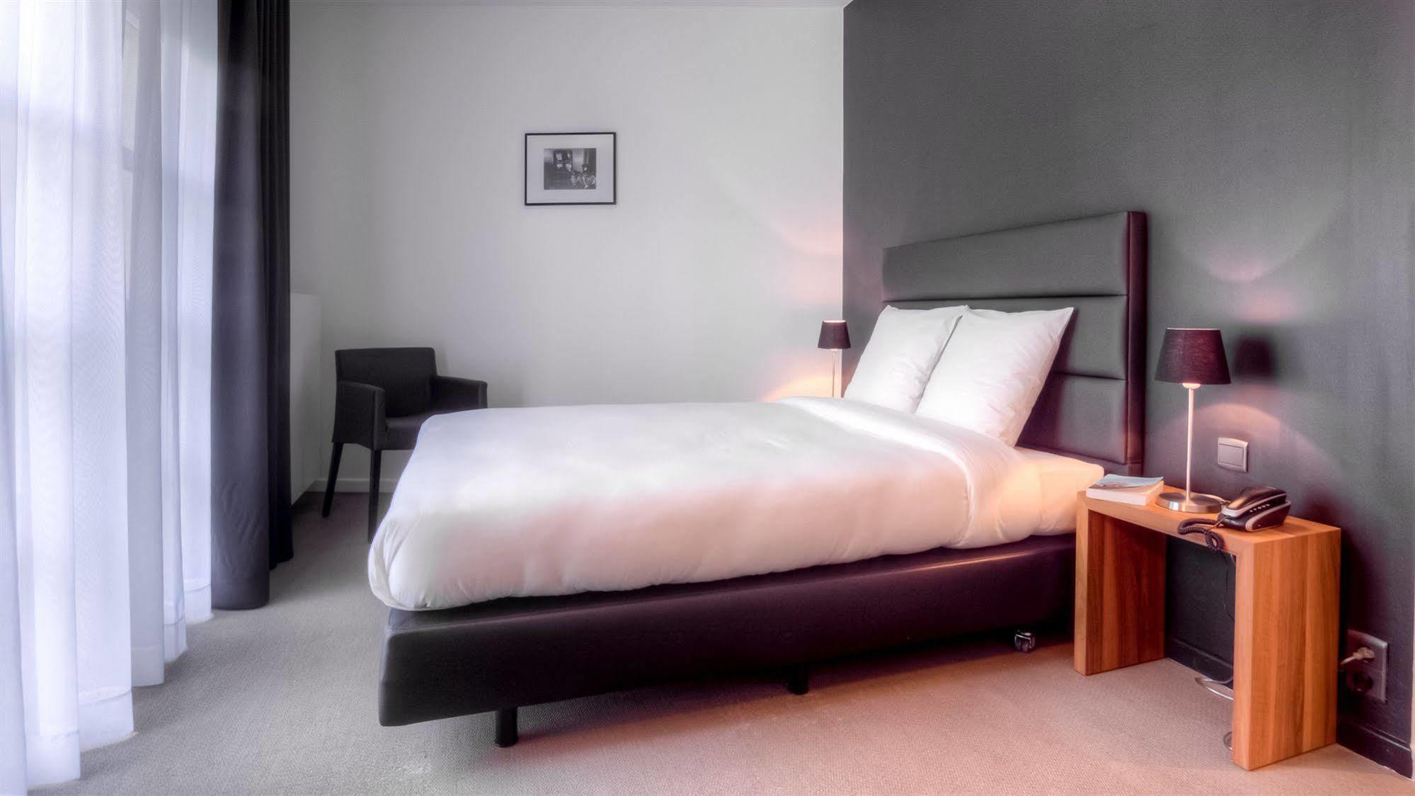Hotel St James Mons Esterno foto